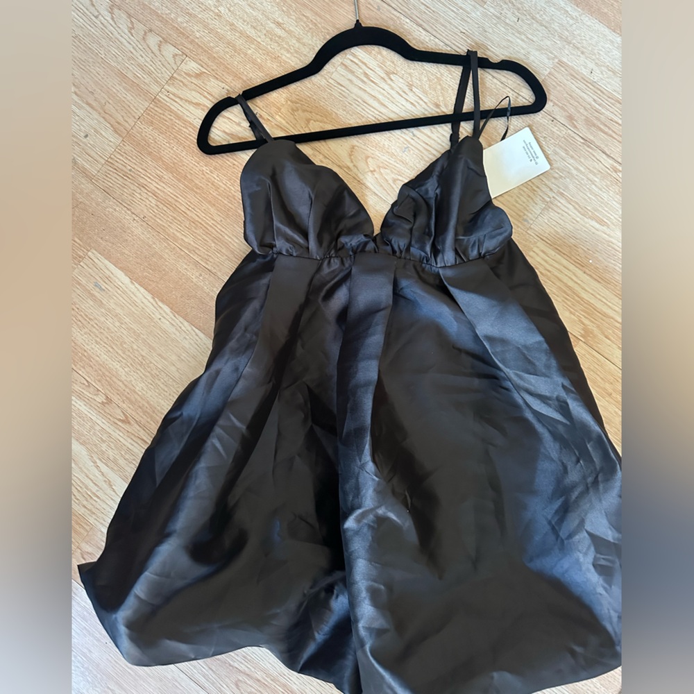 Elegant Black Satin Dress
Women’s 
Small